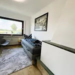 150m² Nahe A1 - 5 Schlafzimmern - 3 Baeder - 50m² Terrasse Lägenhet *