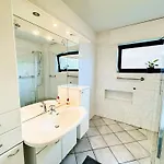 150m² Nahe A1 - 5 Schlafzimmern - 3 Baeder - 50m² Terrasse