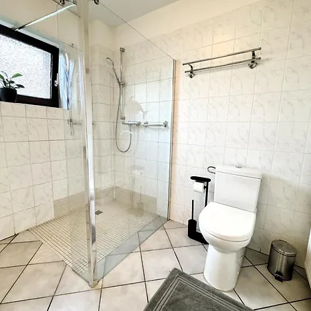 Daire 150m² Nahe A1 - 5 Schlafzimmern - 3 Baeder - 50m² Terrasse Siek