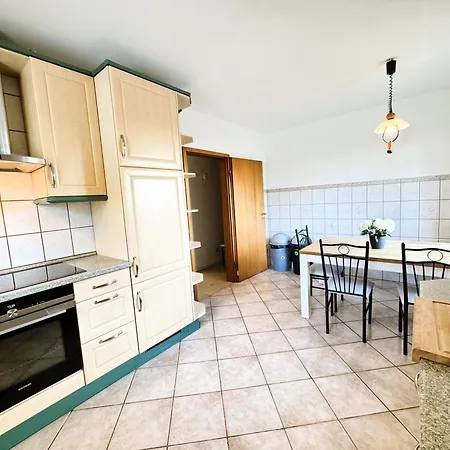 150m² Apartment nahe A1 - 5 Schlafzimmern - 3 Bäder - 50m² Terrasse アパート