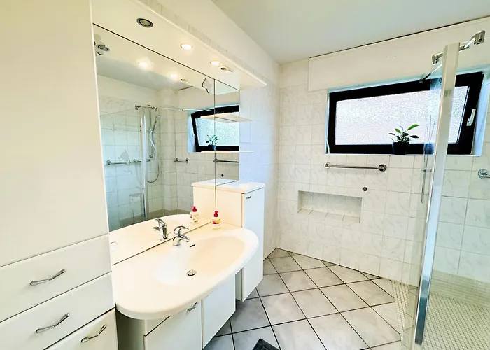 150M² Apartment Nahe A1 - 5 Schlafzimmern - 3 Baeder - 50M² Terrasse